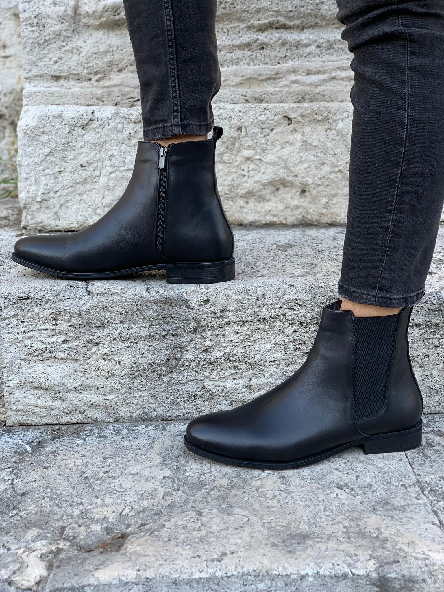 Mantoni Black Leather Chelsea Boots