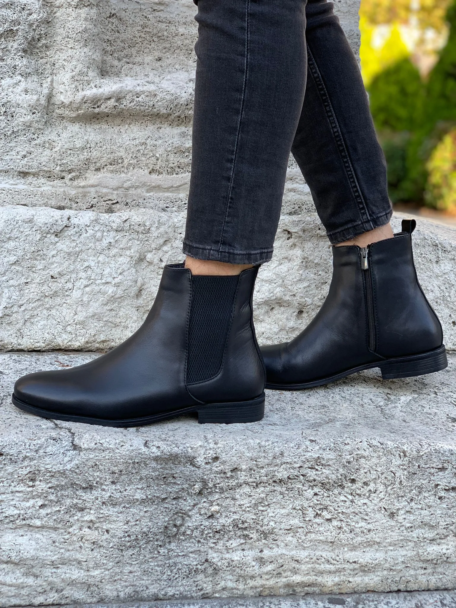 Mantoni Black Leather Chelsea Boots